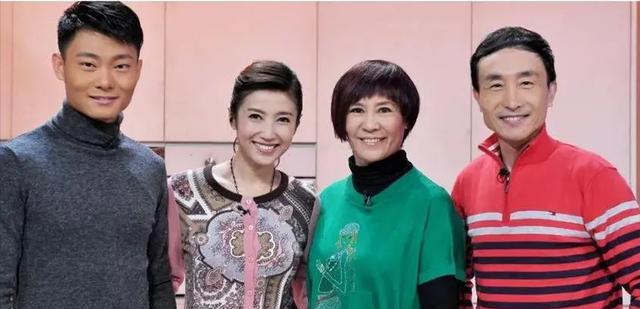 巩汉林|65岁巩汉林晒一家6口合照,儿子留须太不孝,豪宅过亿引一片骂声