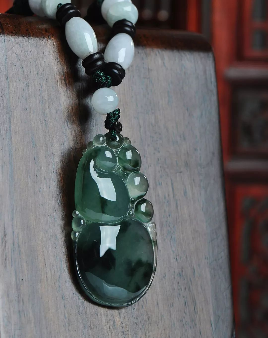 翡翠表面的蜡层需要清理吗？翡翠上蜡和浸蜡有什么区别？