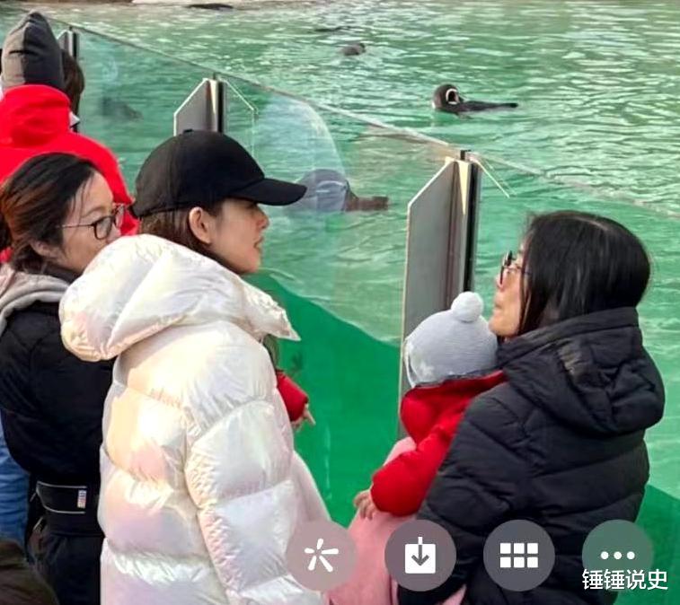 章泽天二胎首度曝光，疑似双胞胎，俩娃穿得一模一样快满周岁