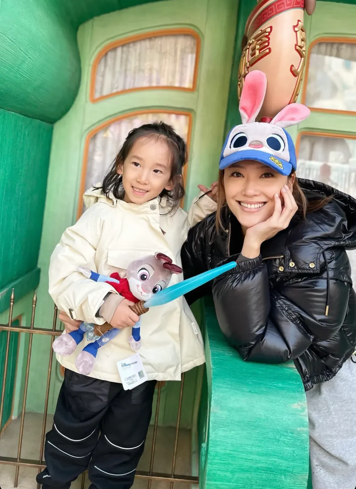 应采儿陪大儿子去滑雪，10岁Jasper滑雪造型又酷又帅，玩得超欢乐