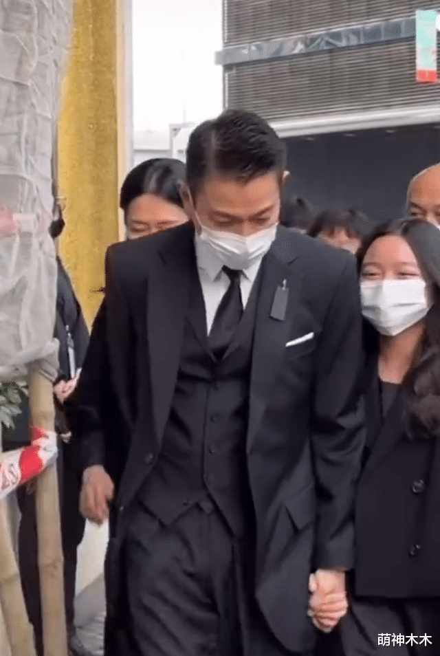 刘德华女儿首次露面引围观,葬礼露笑还画眉,被质疑11岁打扮成熟