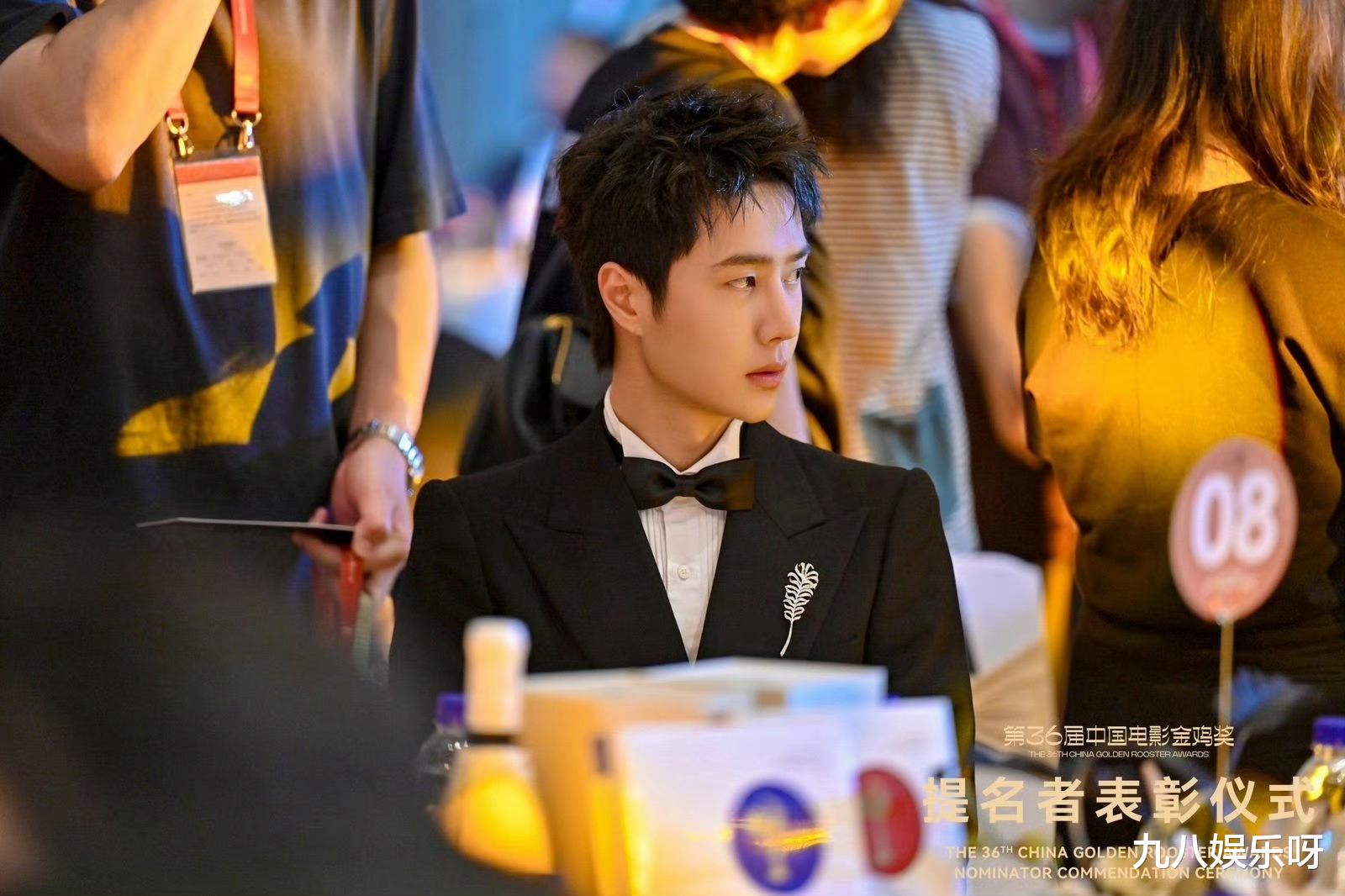 王一博金鸡奖提名,台上淡定颁奖,台下偷偷翻看证书