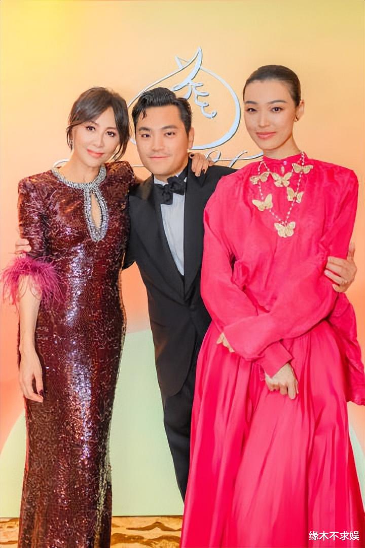 52岁朱茵和58岁刘嘉玲出席活动,外形相差大,朱茵比刘嘉玲还老了