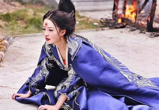 |放弃“铁饭碗”的李沁,就这样被导演毁了