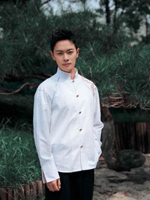 有种整容叫分手两年，蓝盈莹还是老样子，曹骏却越来越像易烊千玺！