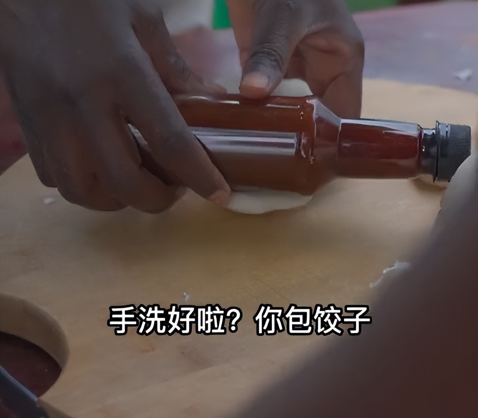 rose给非洲娘家包水饺，啤酒瓶擀皮引争议，欲让儿子留在当地上学