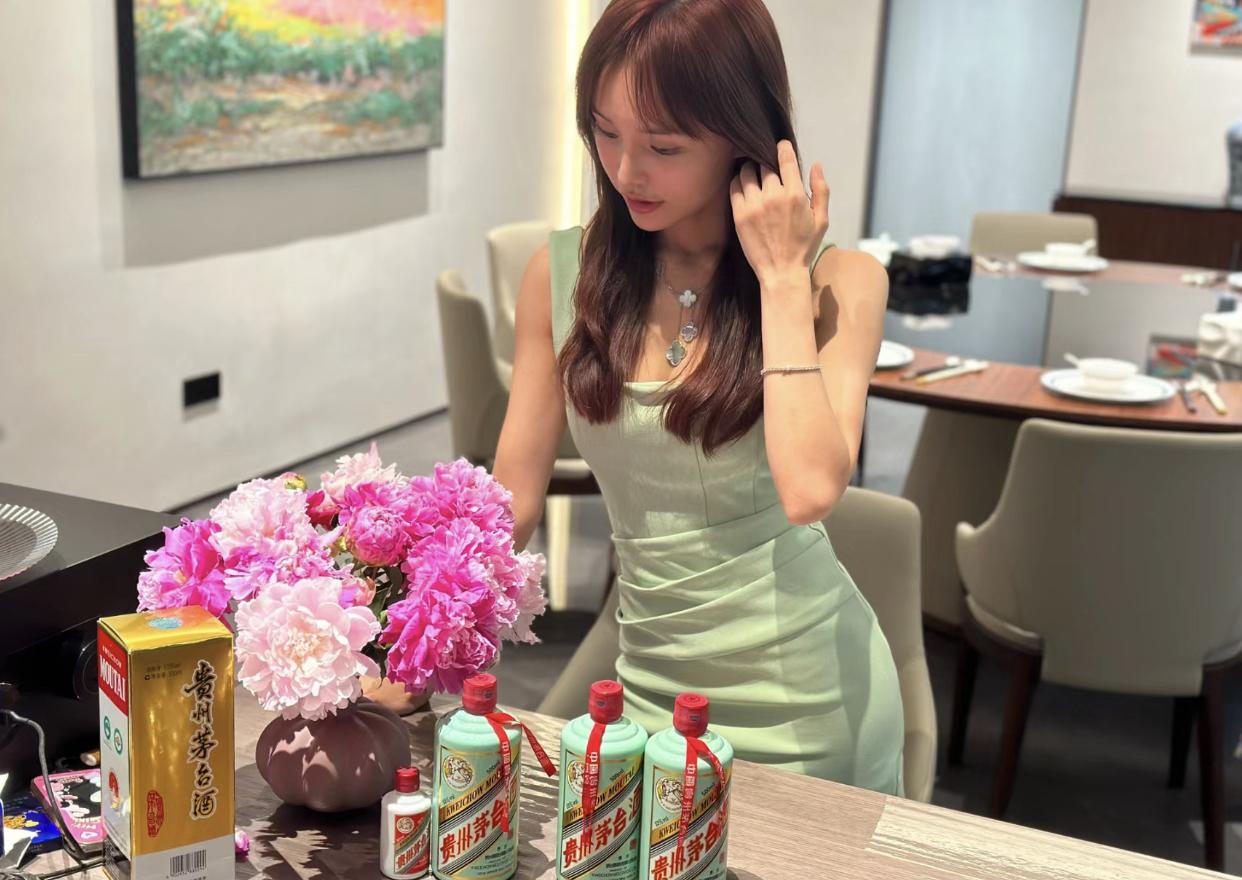 吴启华|港星吴启华庆59岁生日!年轻女粉丝送上关爱,女方青春靓丽身材好