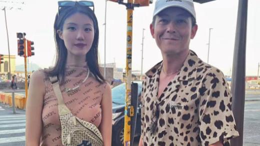 陈冠希1家3口游意大利，吃烤肉开怀大笑，女儿超模脸和妈妈像极了