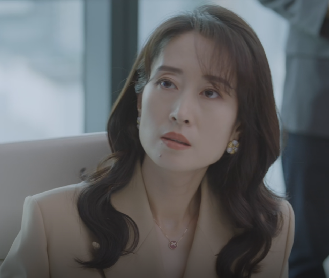 万茜|湖南卫视拿到“王牌”了,万茜新剧仅播4集,收视率直逼第一!