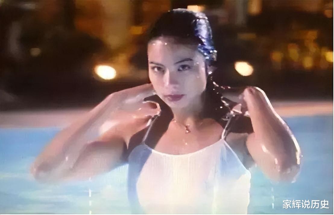 论性感和美貌,她堪比钟楚红,和成龙李连杰组CP尤为吸睛