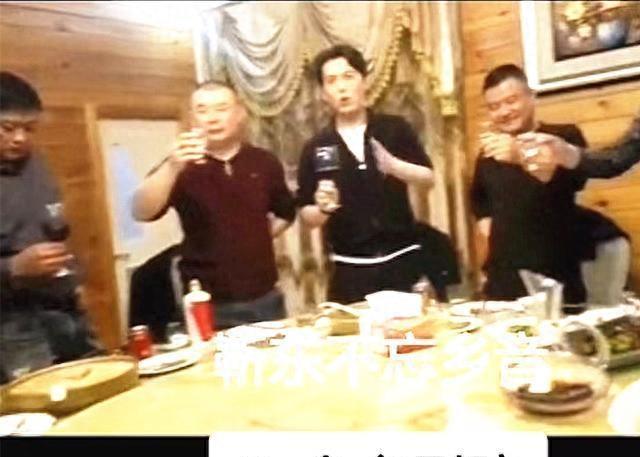 靳东回到家乡,与参加高考的侄女合影,网友发文调侃:他是回来挖蒜的吗?