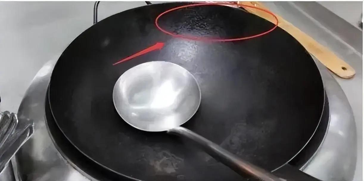 湿巾|刚炒完菜的锅,不要立马用水冲洗!多亏大厨提醒,差点犯了大错!
