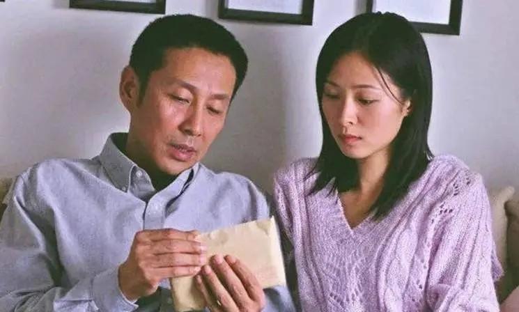 到处认干爹干哥，在男人堆里游刃有余，“顶级绿茶”江一燕现形记