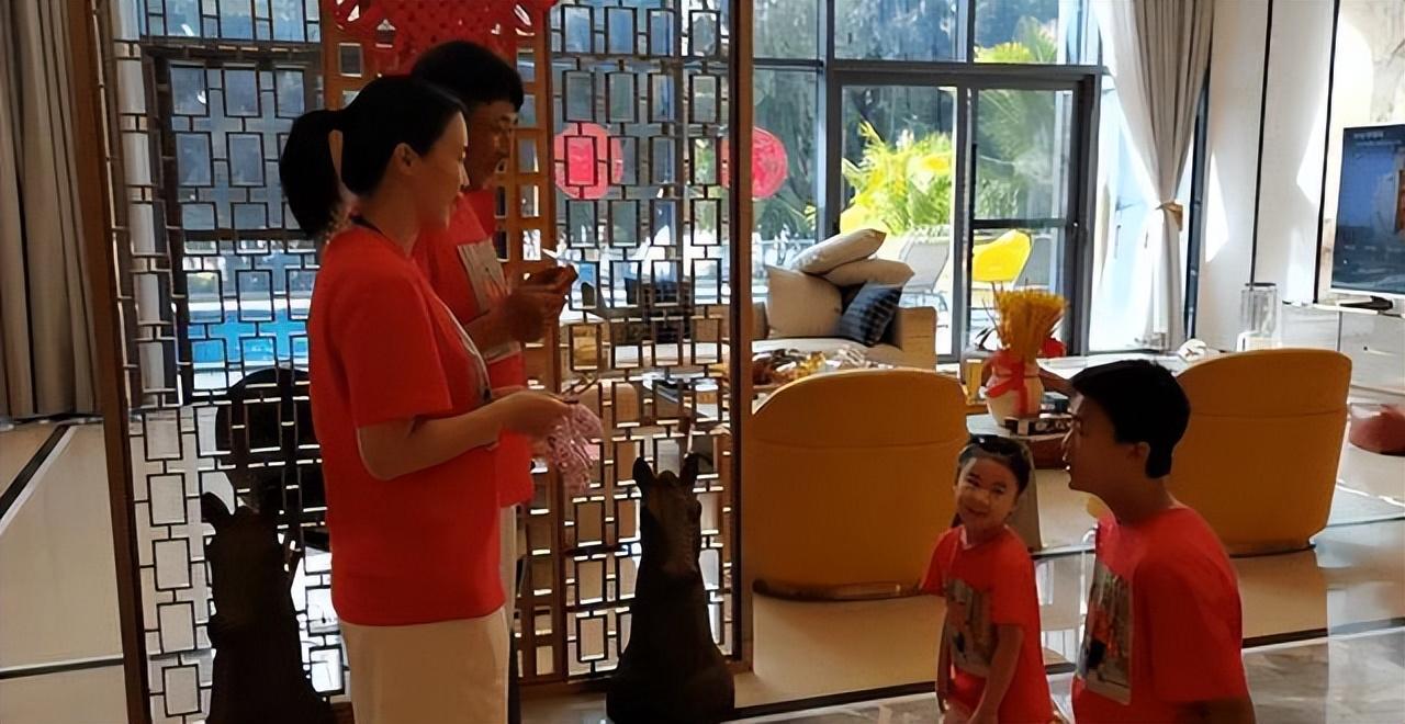 陈法拉|女星陈法拉让两岁混血女儿下跪收红包,网友被照片吓到,引发争议