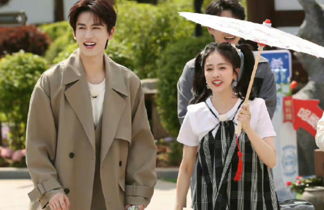 林志玲|白鹿张凌赫分手传闻后首同框,全程眼神拉丝,网友:完成任务而已