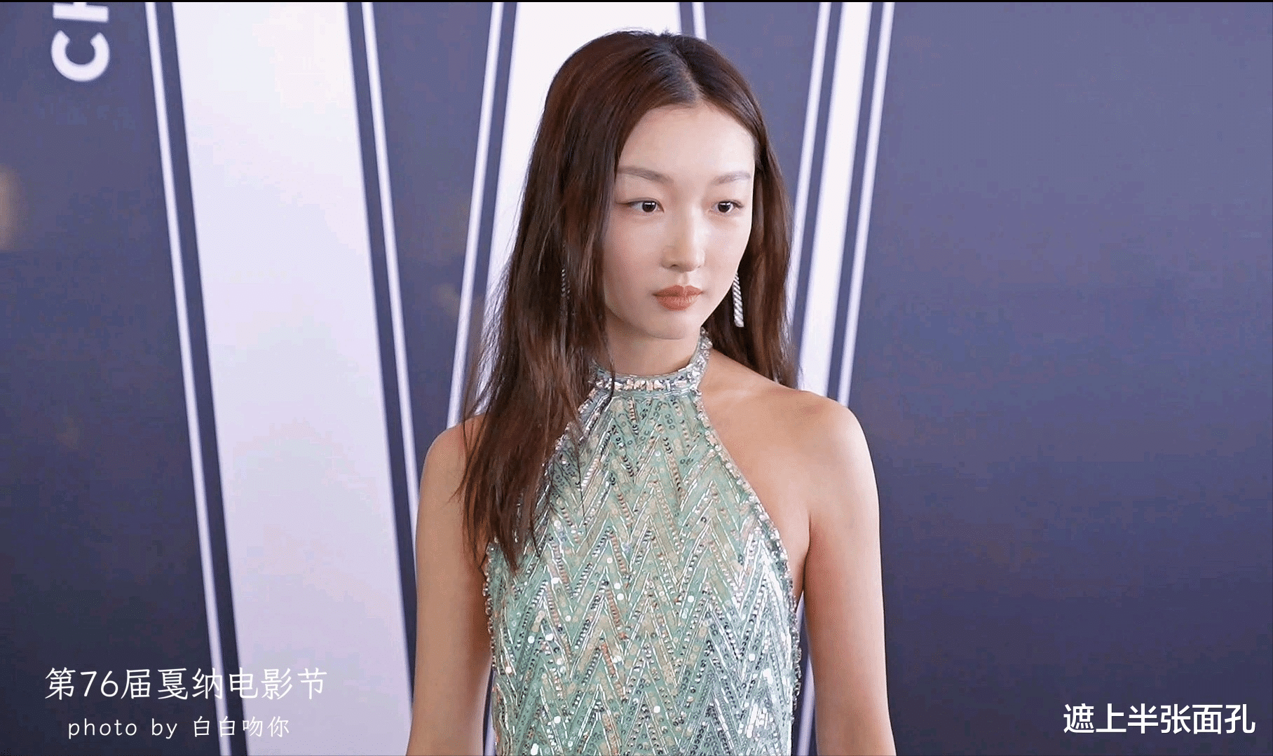 周冬雨|周冬雨亮相戛纳，露背装貌似不合身，不停用手调整，文身若隐若现