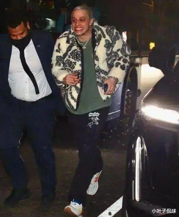 景甜|回顾 和金·卡戴珊酒店过夜后,28岁喜剧演员难掩喜悦,笑出满口牙