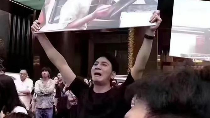 曝林生斌被带走，疑二婚老婆是真凶，强大背景被扒出，网友：可恨