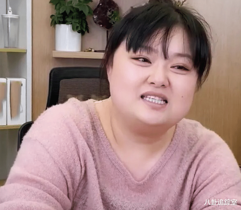 直播带货|香港女星陈嘉佳晒1W平别墅!配备管家台球厅,常住内地直播带货