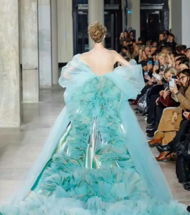 张雨绮|微博之夜太热闹，佟丽娅率先出图，杨幂逆应援，张雨绮礼服超豪华