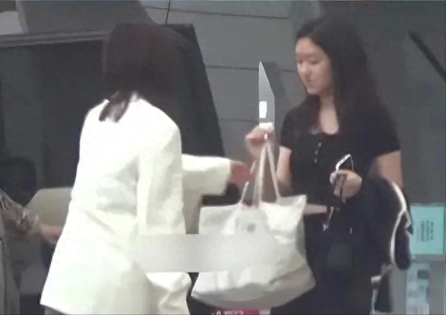 李亚鹏女儿周岁宴,李嫣疑特殊出场方式引争议,网友无语:真是恶心