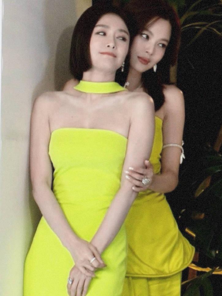 秦岚辛芷蕾同框合影超甜！二人比心贴贴互动有爱