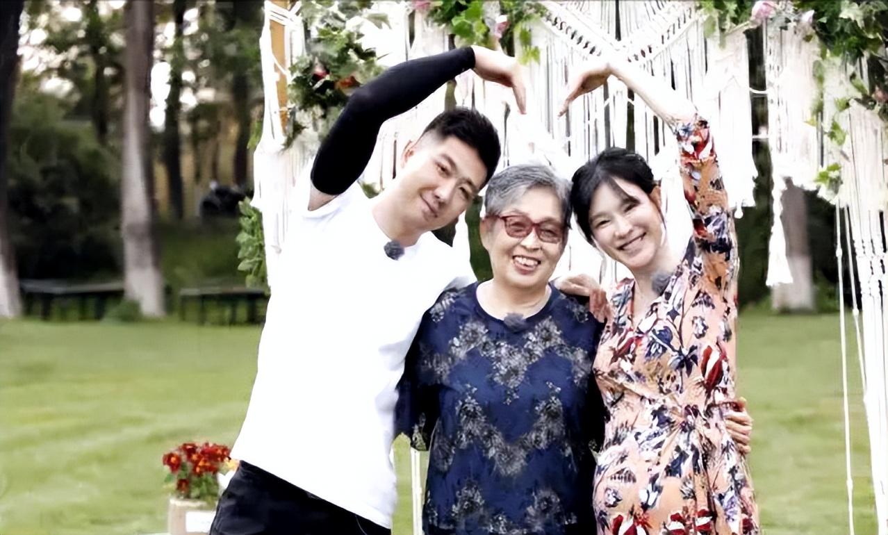 36岁嫁给身边经纪人,40岁怀孕生子,李艾:肥水不流外人田!