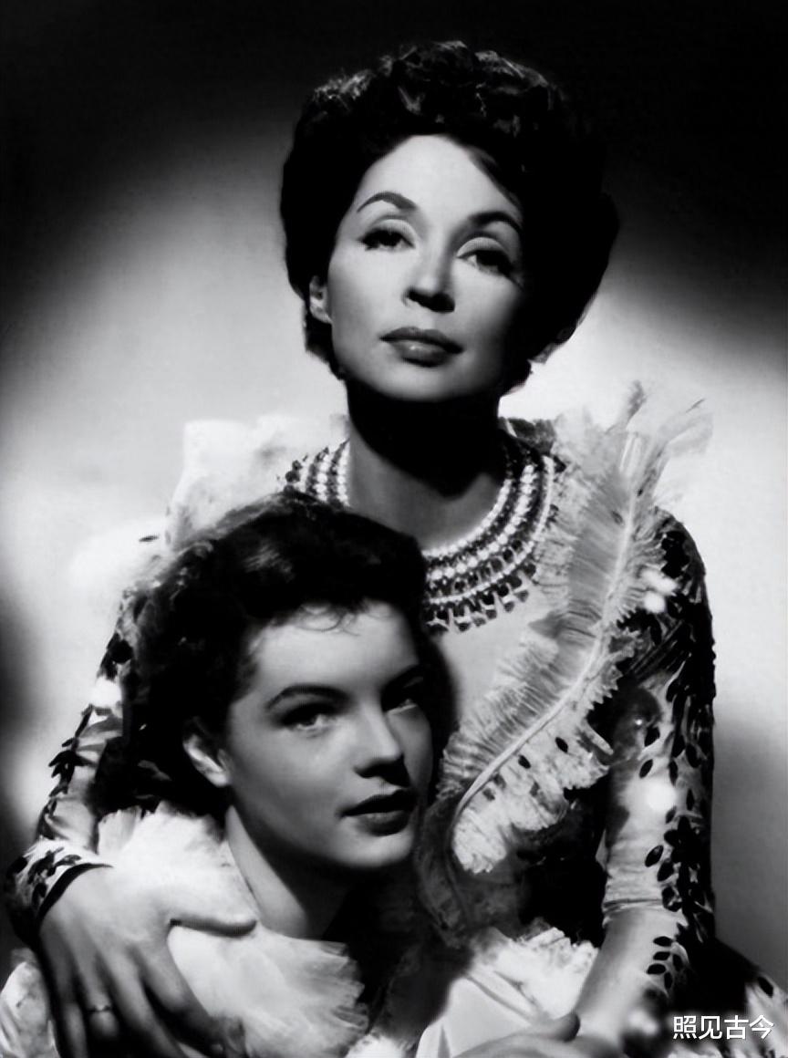 罗密:演活了茜茜公主,14岁独子离世10个月后,43岁的她心碎而亡