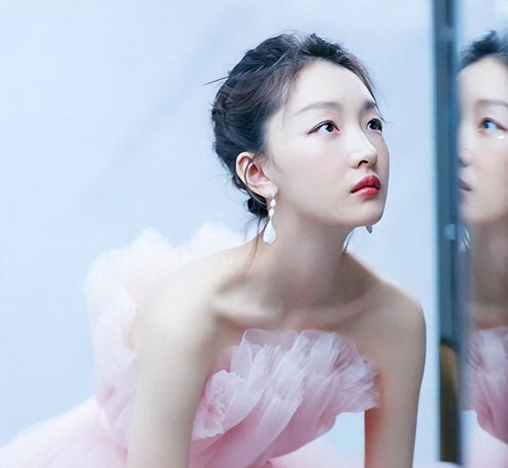 曾志伟拽的不是周冬雨的手,而是整个娱乐圈的丑陋,两人到底什么关系