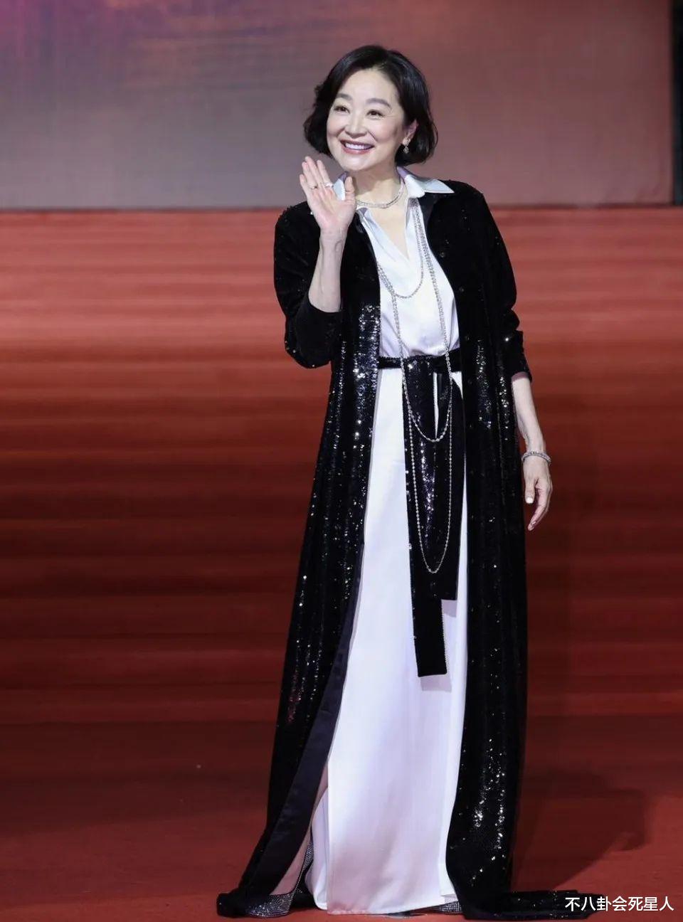 看了57岁巩俐的近照,才知道美人不在骨也不在皮,而是在“魂”