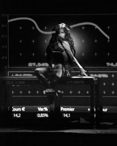 Lisa再晒疯马秀内场新照！对镜自拍嘟嘴卖萌，钻石胸衣外穿很火辣