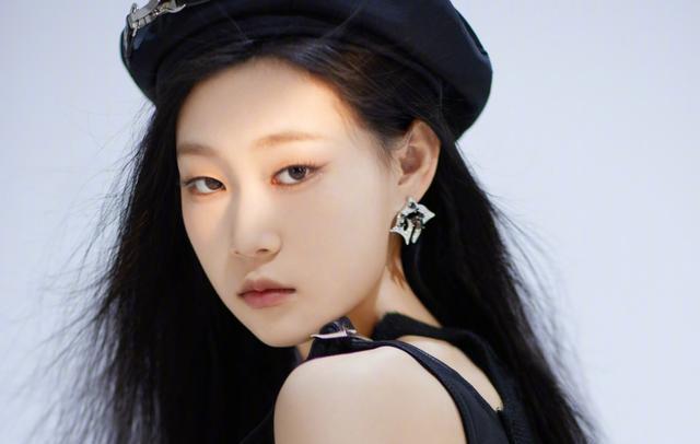 小沈阳携女儿支持薛之谦,16岁佳润烫大波浪似网红,身高160