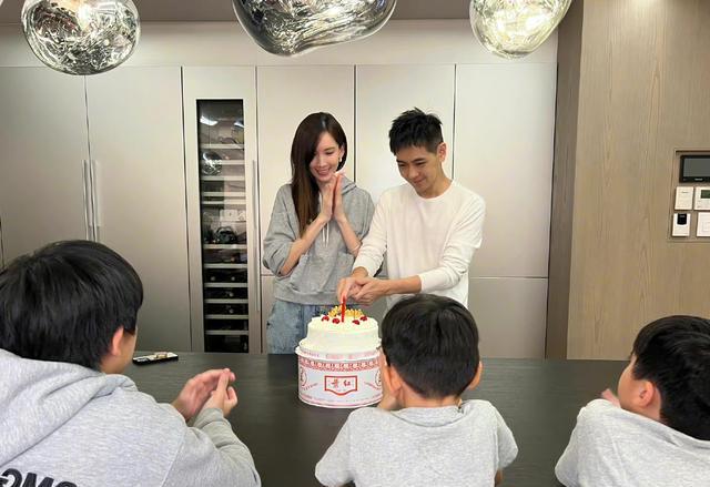 林志颖|林志颖与友人外出聚餐,身材消瘦容貌变化大,因停车违规被罚款