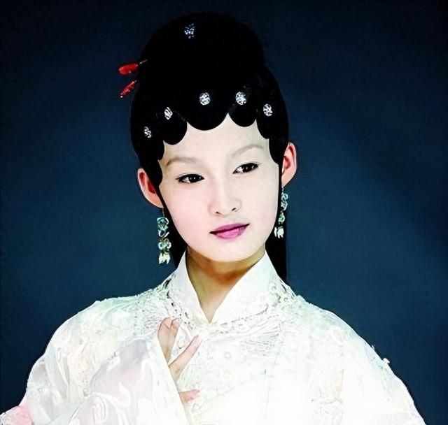 李沁：国家秘密培养她9年，转身却踏进娱乐圈，背后原因令人感慨