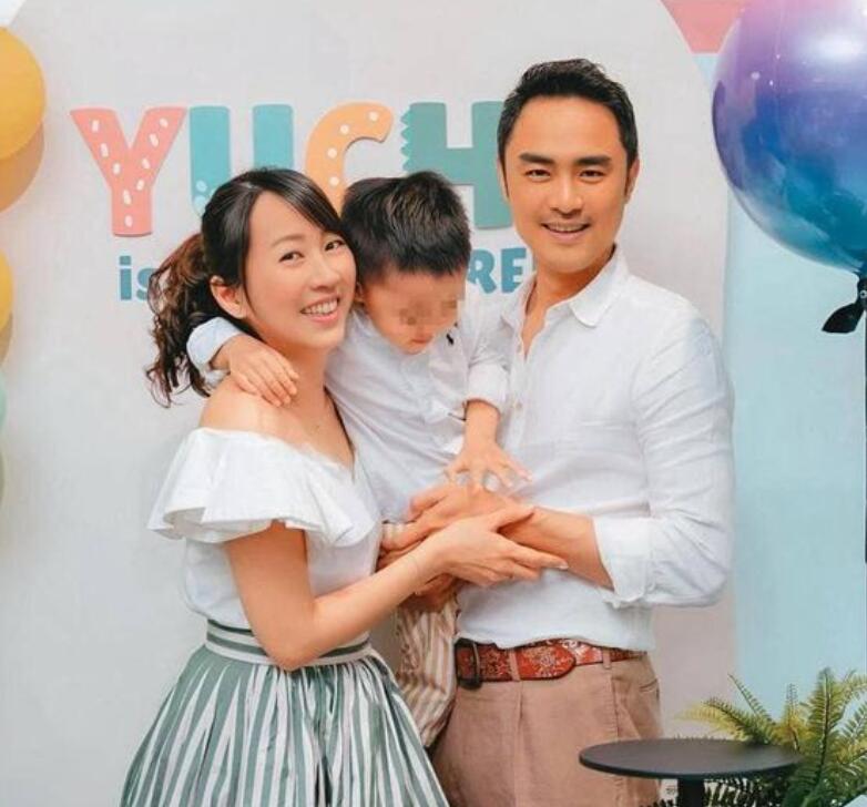 明道|明道再当爹,与怀孕5个月的妻子补办婚礼,母亲坐轮椅入场见证