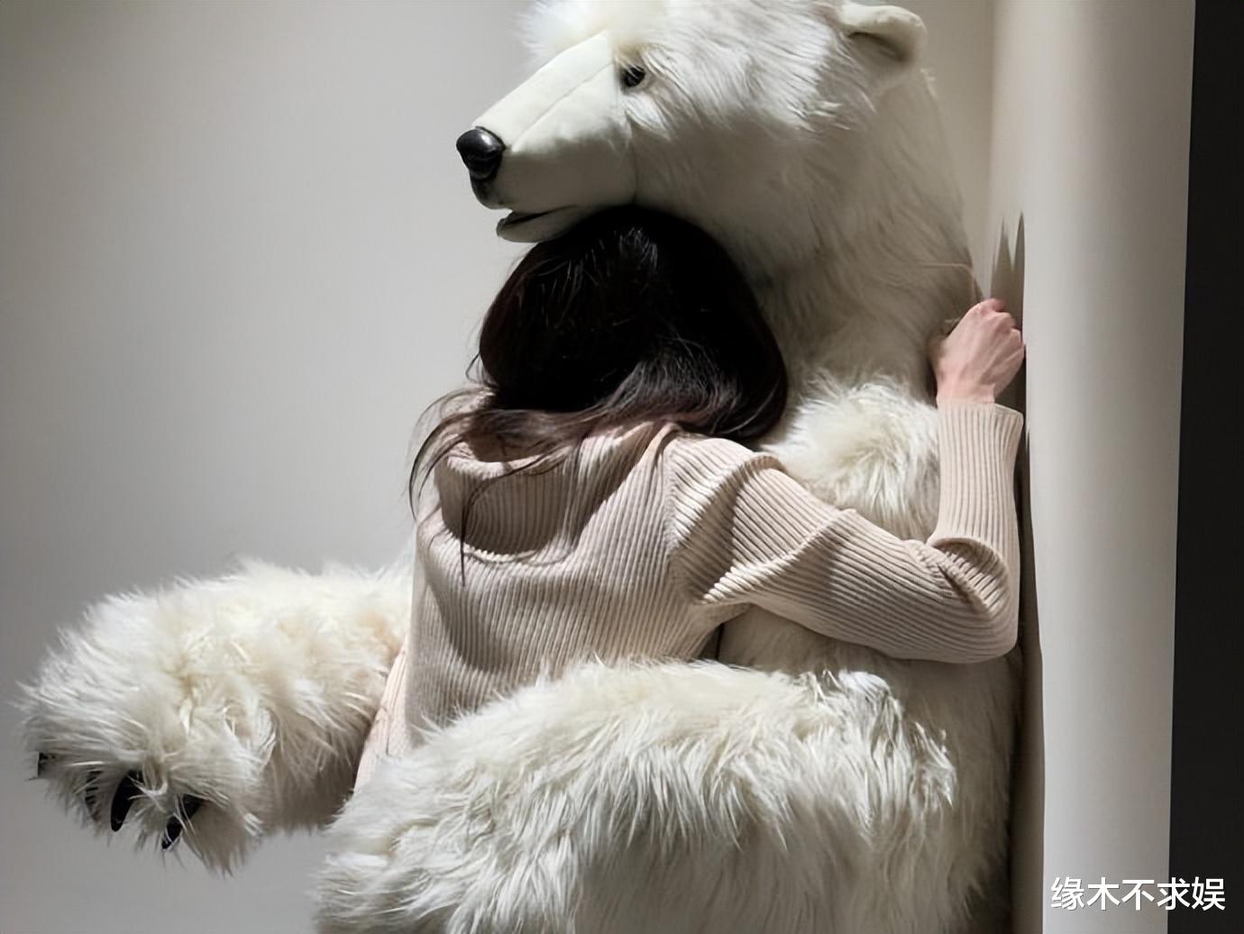 韩素希香港街头深夜直播,脸型大变行为古怪,被质疑心情不好!