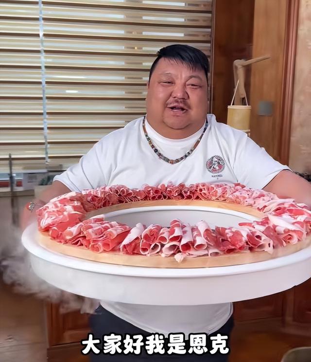 雌激素 “牛亡爷”恩克成笑话，拿12个馒头当减肥餐，网友：自欺欺人