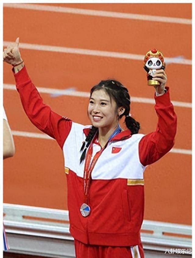 跨栏女神吴艳妮又起风波！巴黎度假摆拍依旧满脸不屑，网友群嘲：没啥出息