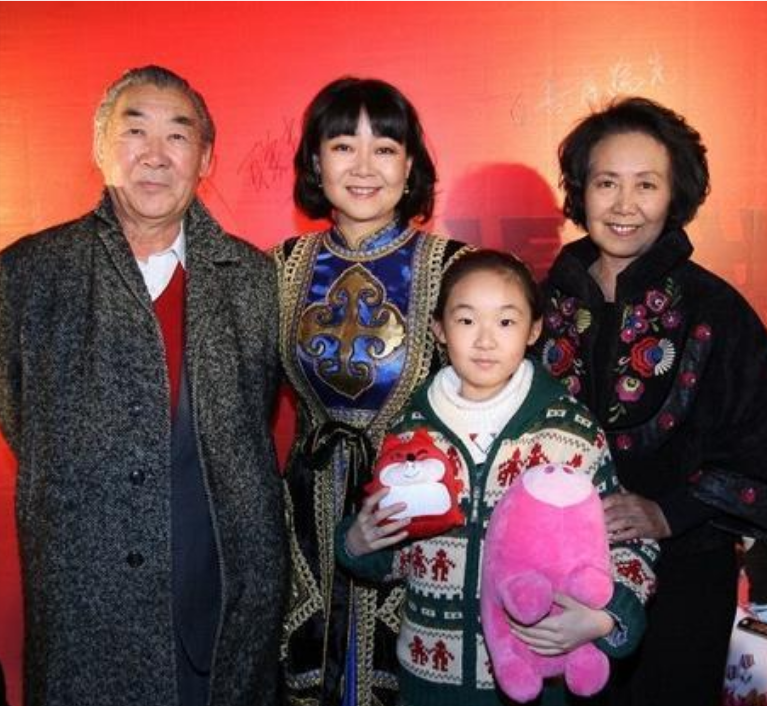 她38岁演《闯关东》成名,嫁17岁初恋,结婚33年丈夫甘当“煮夫”