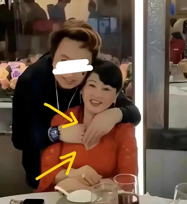 蔡天凤|搂腰抱一起、手放胸口，蔡天凤老公与岳母多张亲密照曝光，毁三观