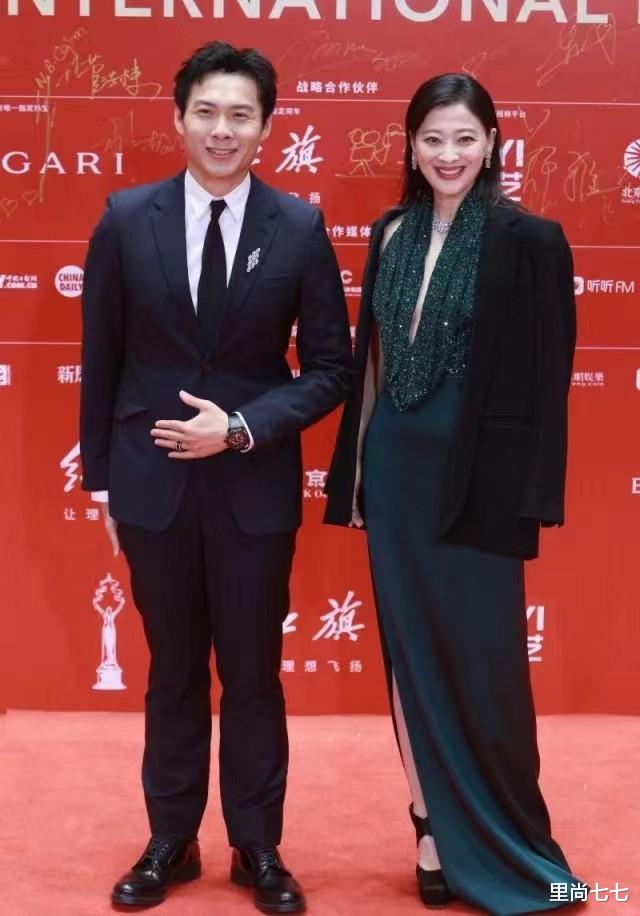 梅婷|梅婷胖变样了，穿修身裙小肚子突出，颈纹夸张像奶奶辈笑容太慈祥