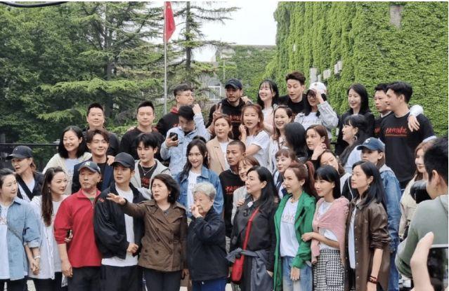 唐嫣 唐嫣参加中戏同学聚会，扎高马尾宛如少女，文章头发稀疏认不出