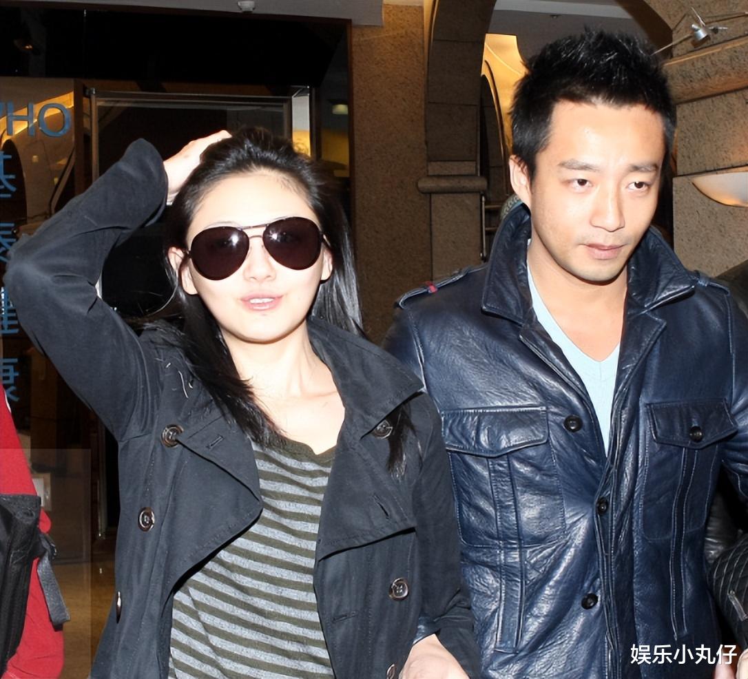 汪小菲深夜约会低胸辣妹，右眼大片淤青似熊猫，女方颜值神似大S