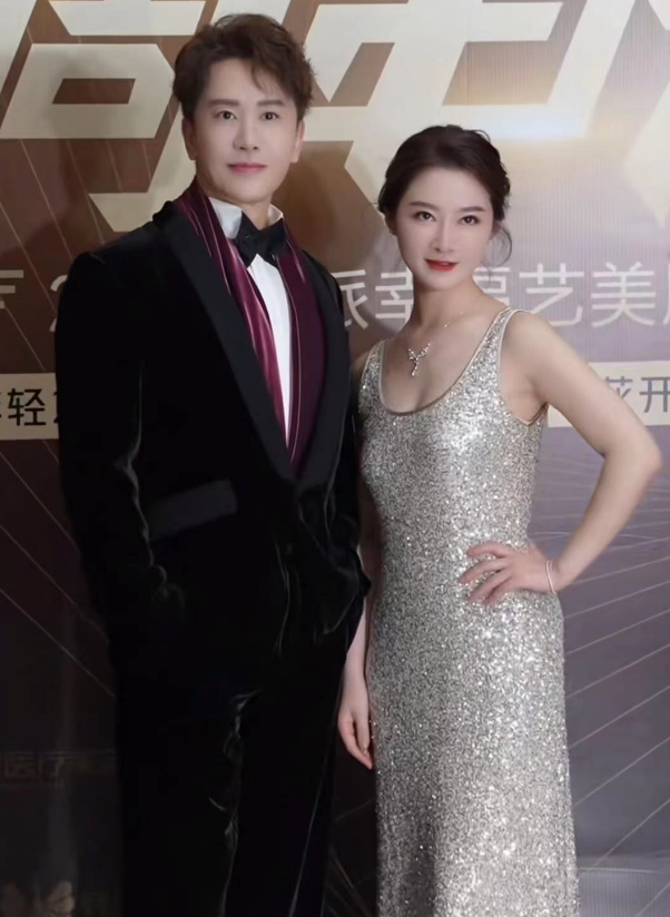 54岁毛宁商演太掉价！紧搂美女富婆笑容灿烂，曝出场费40万