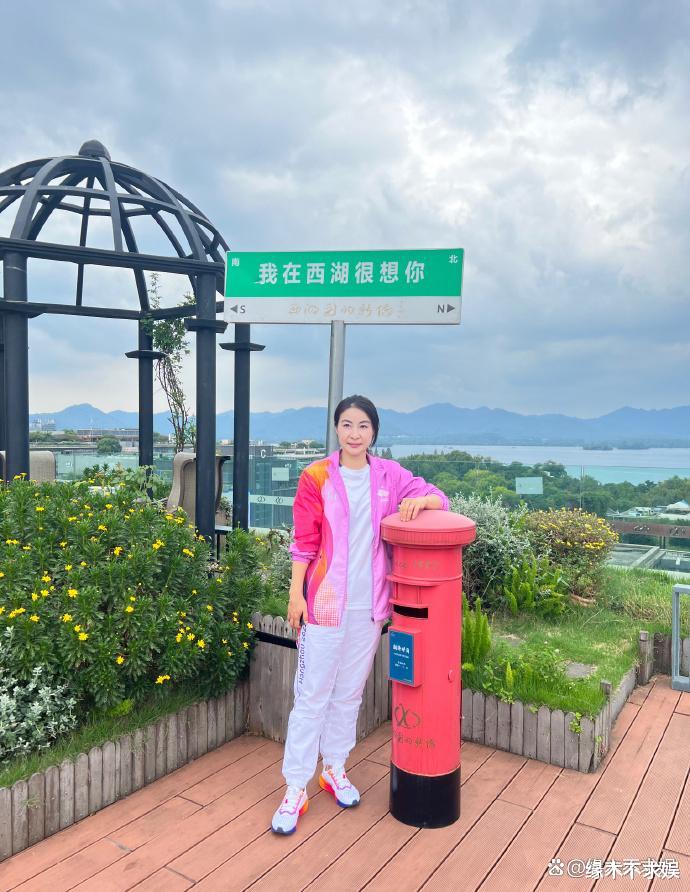 41岁郭晶晶西湖被偶遇,十级美颜仍皱纹明显,戴定制项链太幸福!