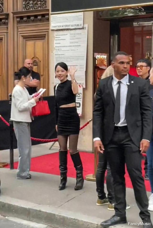 Lisa疯马秀细节曝光，穿成“职场丽人”边跳边脱，男友在台下欣赏