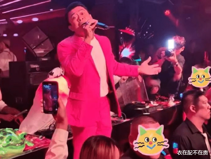 51岁功夫巨星沦落到“酒吧卖唱”,假唱两首歌赚20万,曾欠巨款被起诉
