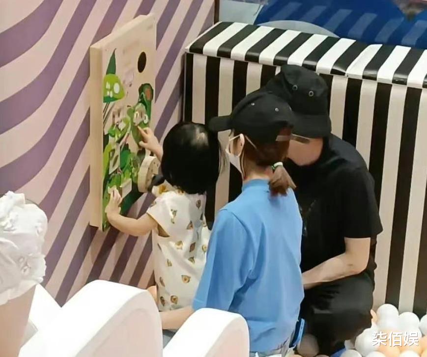 唐艺昕|唐艺昕与家人聚餐，3岁女儿手舞足蹈和妈妈聊天，小圆脸身高瞩目