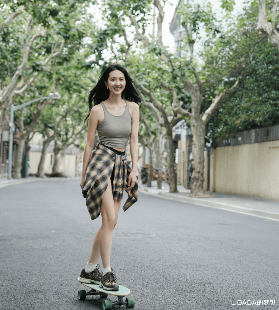 她出身普通却不甘于平庸，出道十年脚踏实地演戏，2023年终于火了