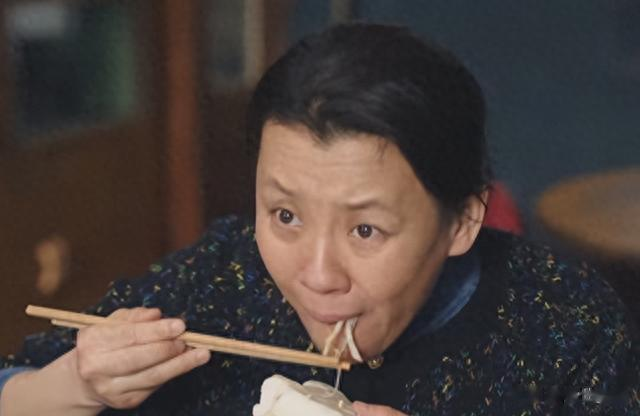 不会吃饭就别吃!看完刘琳的大葱蘸酱,那些“假吃”女星脸不疼吗